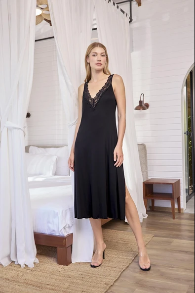 Göğüs ve Sırt Dekolteli Dantelli ve Yırtmaçlı Gecelik ürün görseli