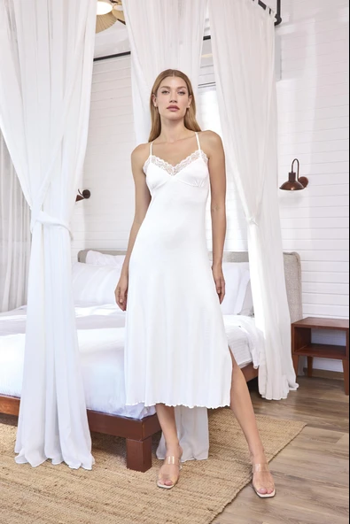 Dantelli ve Dekolteli Yırtmaçlı Gecelik ürün görseli