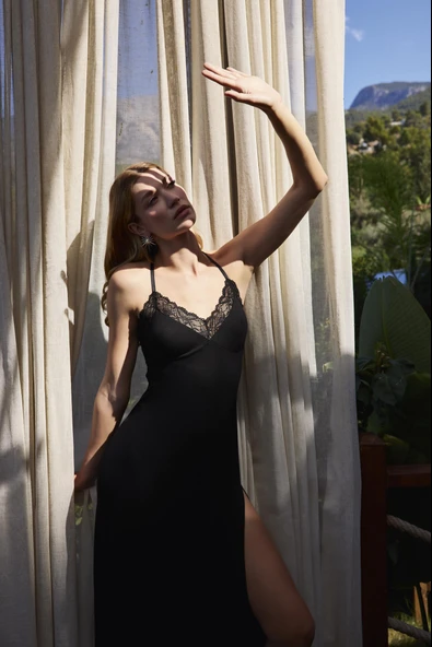 Dantelli ve Dekolteli Yırtmaçlı Gecelik - 7