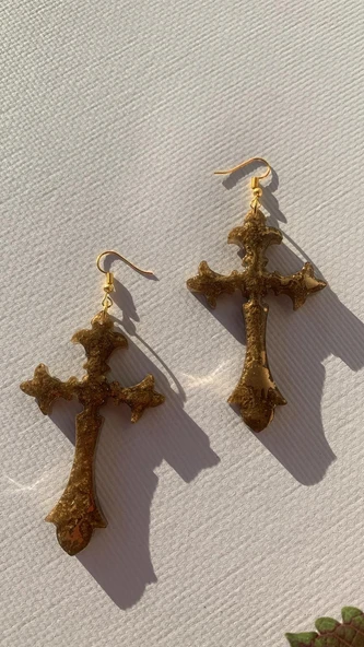 Kahverengi Gold Renkli Haç ve Kılıç Şekil Gold Aksesuarlı Küpe El Yapımı Epoksi Hediyelik MDL8