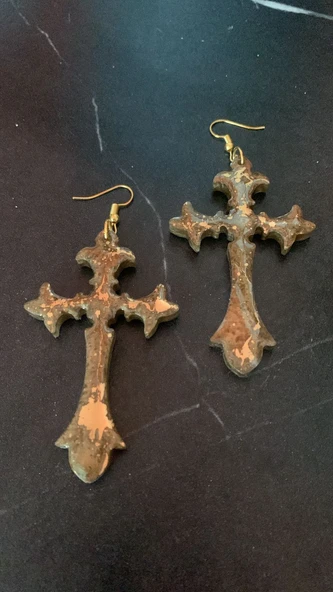 Kahverengi Gold Renkli Haç ve Kılıç Şekil Gold Aksesuarlı Küpe El Yapımı Epoksi Hediyelik MDL8 - 2