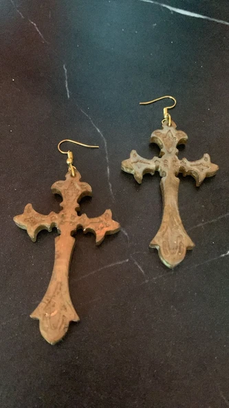 Kahverengi Gold Renkli Haç ve Kılıç Şekil Gold Aksesuarlı Küpe El Yapımı Epoksi Hediyelik MDL8 - 8