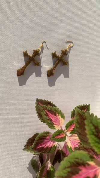 Kahverengi Gold Renkli Haç ve Kılıç Şekil Gold Aksesuarlı Küpe El Yapımı Epoksi Hediyelik MDL8 - 3