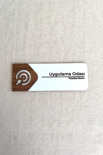 Uygulama Odası Kapı Tabelası – MDF Yönlendirme Levhası | 19x7 cm Çift Katmanlı