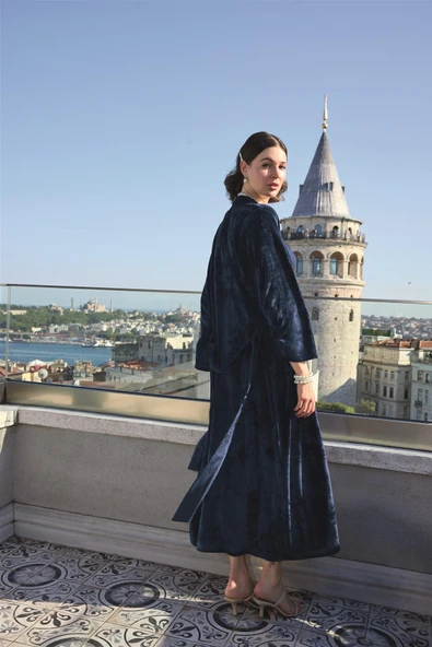 Dantelli ve Dekolteli Kadife Sabahlık Takımı - Resim 5