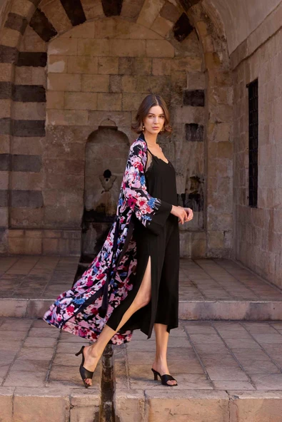 Dantelli Dekolteli ve Yırtmaçlı Sabahlık Takımı - 4