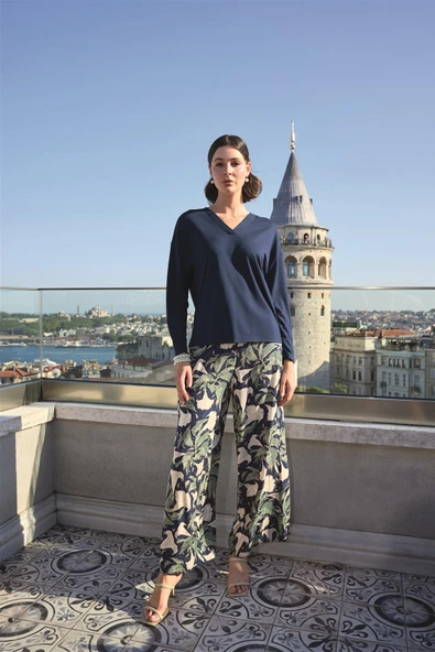 Yaprak Desenli Uzun Kollu V Yaka Pijama Takımı