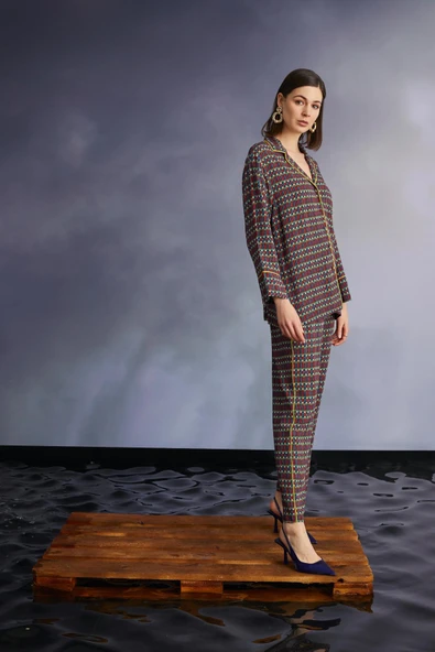 Etnik Desenli Gömlek Yakalı Önü Boydan Düğmeli Pijama Takımı - 2