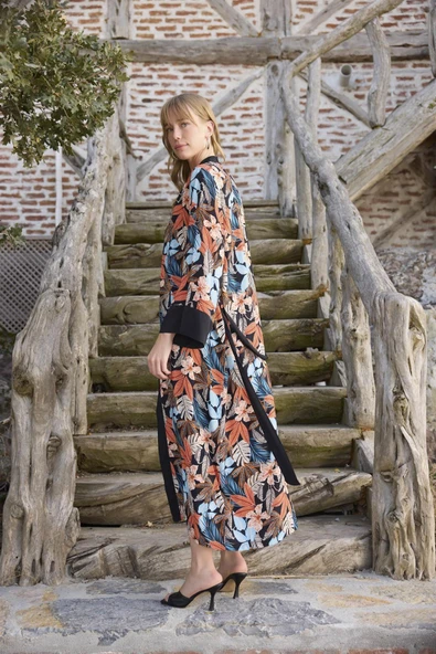 Çiçek ve Yaprak Desenli Dantelli ve Dekolteli Sabahlık Takımı - 5