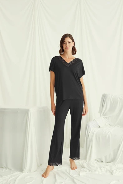 Kısa Kollu V Yakalı Dantelli Pijama Takımı