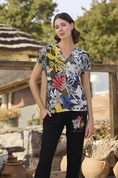 Yaprak Desenli ve Baskılı Önü Düğmeli Pijama Takımı - 1