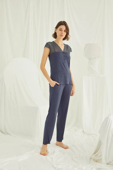 Yakası Kolu ve Omzu Dantelli Önü Düğmeli Pijama Takımı ürün görseli