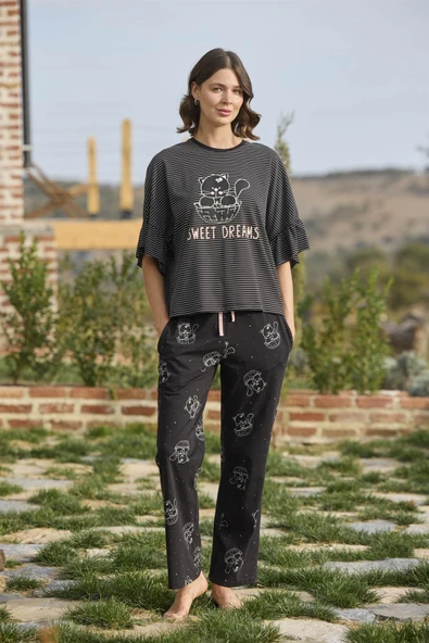 Çizgi ve Kedi Desenli ve Basklılı "Sweet Dreams" Pijama Takımı ürün görseli