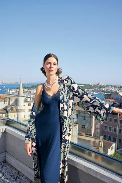 Yaprak Desenli Dantelli ve Dekolteli Sabahlık Takımı - Resim 7