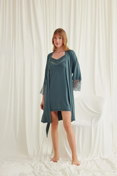 Dekolteli Yakası ve Kolu Dantelli Sabahlık Takımı ürün görseli