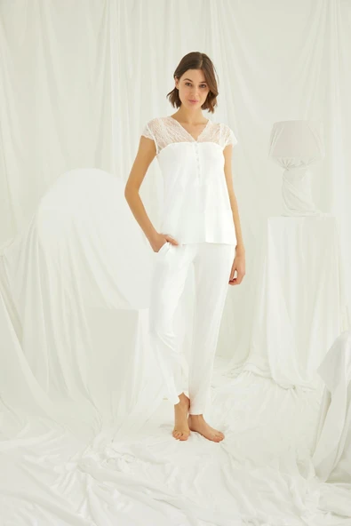 Yakası Kolu ve Omzu Dantelli Önü Düğmeli Pijama Takımı ürün görseli