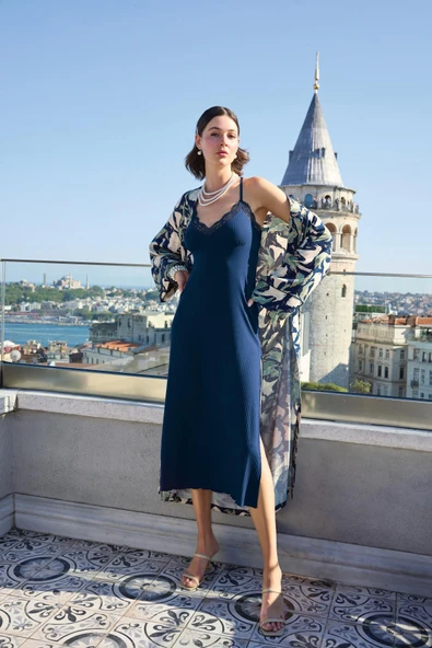 Yaprak Desenli Dantelli ve Dekolteli Sabahlık Takımı - Resim 2