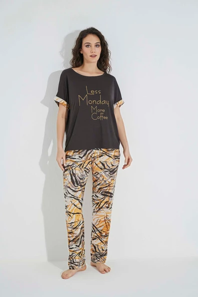Desenli Kısa Kollu "Less Mondey More Coffee" Pijama Takımı - 1