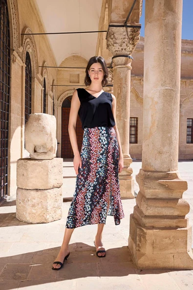 Çiçek Desenli Yırtmaçlı Etek Takımı - Resim 5