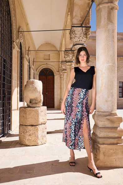 Çiçek Desenli Yırtmaçlı Etek Takımı - Resim 4