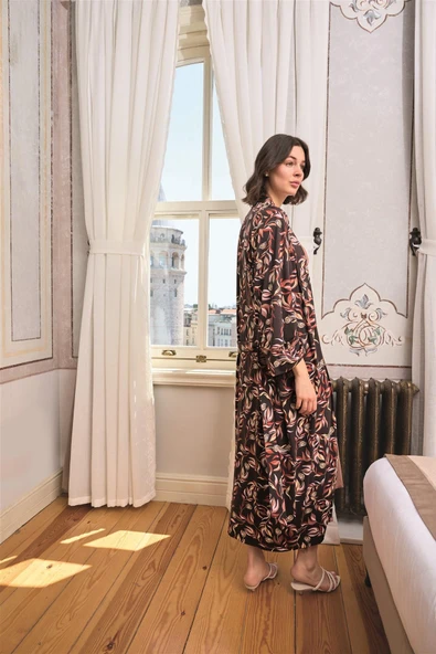 Yaprak Desenli Yırtmaçlı Dantelli ve Dekolteli Büyük Beden Sabahlık Takımı - Resim 5