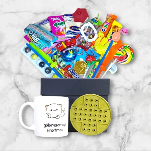 Geçmişe Açılan Siyah Hediye Kutusu ve Gülümsemeyi Unutma Baskılı Kupa Bardak