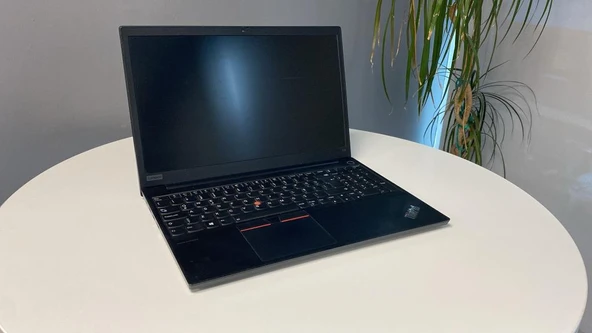 Lenovo Thınkpad E15 Notebook İ5 10210U 16Gb Ddr4 256Gb M2 Ssd 15.6"Fhd Ips C Laptop 2.El