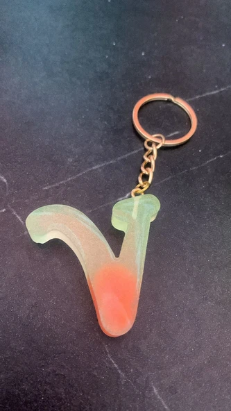 Rengarenk V Harf Şekilli Gold Aksesuarlı Anahtarlık Epoksi El Yapımı Hediyelik - Resim 2