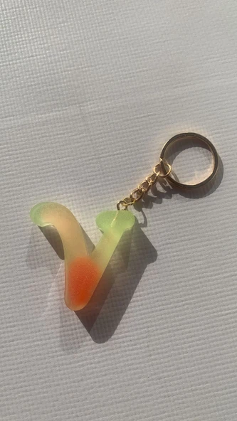 Rengarenk V Harf Şekilli Gold Aksesuarlı Anahtarlık Epoksi El Yapımı Hediyelik - Resim 3