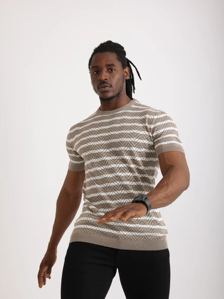 Erkek Bej Desenli Triko Tişört – Kısa Kollu, Slim Fit ürün görseli