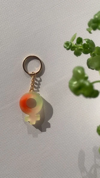 Rengarenk Kadın Sembol Anahtarlık Gold Aksesuarlı El Yapımı Epoksi Hediyelik