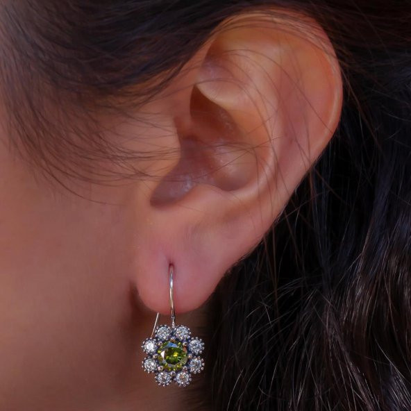 Elmas Tasarımlı Beyaz Yeşil Zirkon Taşlı Çengelli 925 Ayar Gümüş Çiçek Küpe ürün görseli 1