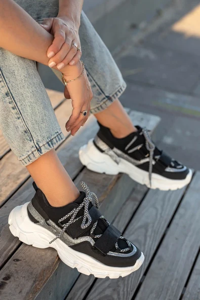 Cırtlı Bağlamalı Kadın Spor Ayakkabı Siyah Beyaz ürün görseli