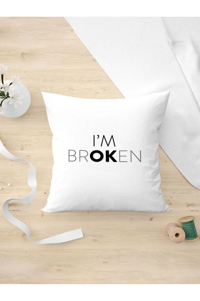 Panorama Ajans Komik Sözlü Giderli I'm Broken Tasarım Oda Dekoru Arkadaşa Kişiye Hediyelik Yastık Kılıfı ürün görseli