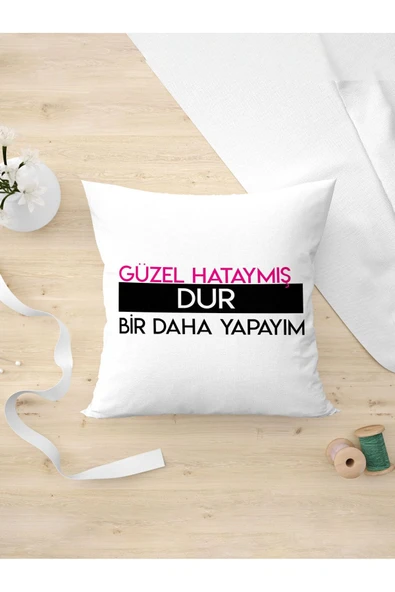 Panorama Ajans Komik Sözlü Giderli Güzel Hata Tasarım Oda Dekoru Arkadaşa Kişiye Hediyelik Yastık Kılıfı ürün görseli 1