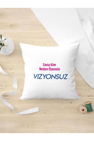Panorama Ajans Komik Sözlü Giderli Vizyonsuz Tasarım Oda Dekoru Arkadaşa Kişiye Hediyelik Yastık Kılıfı ürün görseli