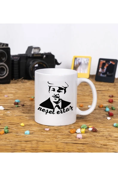Panorama Ajans Beyaz Neşet Ertaş Portre Tasarımlı Dosta Sevgiliye Özel Tasarım Kupa Bardak ürün görseli 1