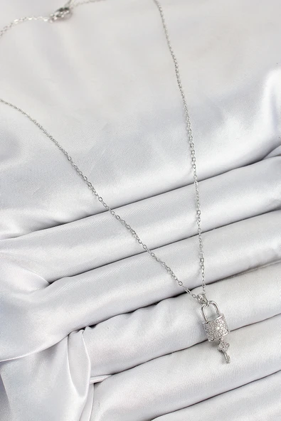 Zirkon Taşlı Kilit Ve Sallantılı Anahtar Model Gümüş Renk Kadın Kolye - EBJ250711W36521 - Resim 2