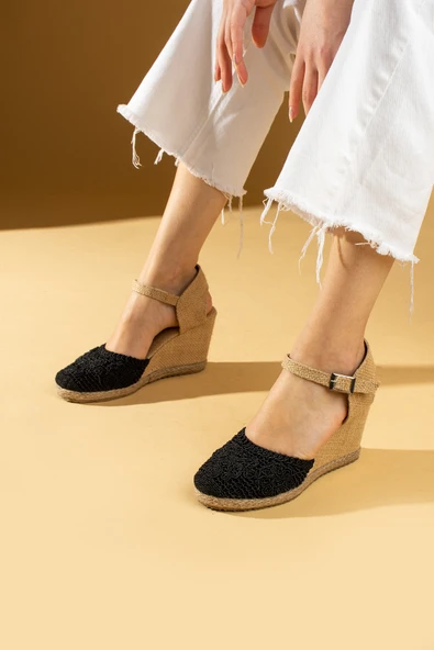 Pembe Potin Nakışlı Hasır Dolgu Taban Önü Kapalı Kadın Sandalet 69-71-24 ürün görseli