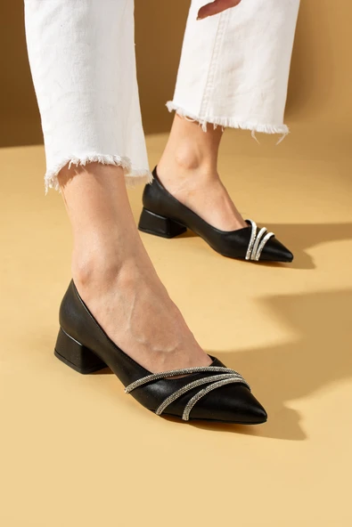 Pembe Potin 3 Bant Taş Şeritli Sivri Burun Kadın Topuklu Ayakkabı 025-39-24 ürün görseli