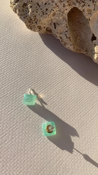 Tırtıklı Parlak Su Yeşili Renk Kare Şekil Gold Aksesuarlı Epoksi Küpe El Yapımı Hediyelik - Resim 3