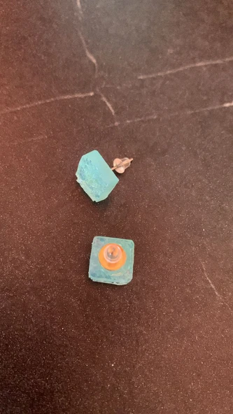 Tırtıklı Parlak Su Yeşili Renk Kare Şekil Gold Aksesuarlı Epoksi Küpe El Yapımı Hediyelik - Resim 2