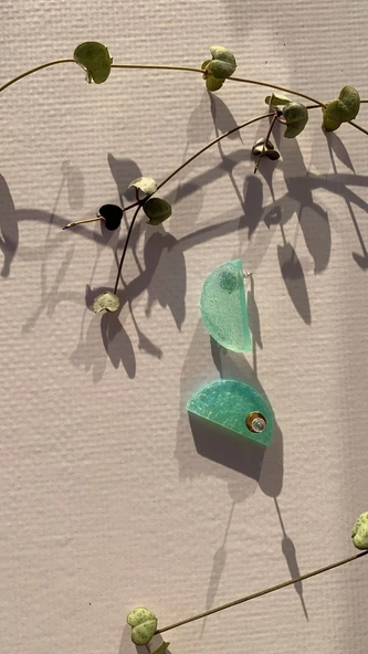 Tırtıklı Kristal Desenli Su Yeşili Renk Gold Aksesuarlı Yarım Daire Ay Şekil Epoksi Küpe El Yapımı ürün görseli