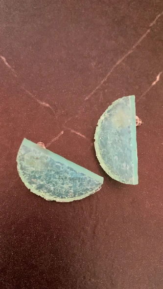 Tırtıklı Kristal Desenli Su Yeşili Renk Gold Aksesuarlı Yarım Daire Ay Şekil Epoksi Küpe El Yapımı - Resim 4