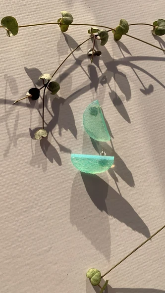 Tırtıklı Kristal Desenli Su Yeşili Renk Gold Aksesuarlı Yarım Daire Ay Şekil Epoksi Küpe El Yapımı - Resim 7