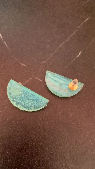 Tırtıklı Kristal Desenli Su Yeşili Renk Gold Aksesuarlı Yarım Daire Ay Şekil Epoksi Küpe El Yapımı - Resim 2