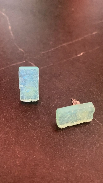 Tırtıklı Kristal Desenli Su Yeşili Renk Gold Aksesuarlı Dikdörtgen Şekil Epoksi Küpe El Yapımı - Resim 4