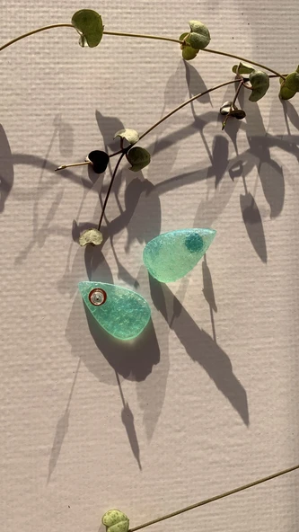 Tırtıklı Kristal Desenli Parlak Su Yeşili Damla Şekil Gümüş Aksesuar Orta Boy Epoksi Küpe El Yapımı - Resim 7