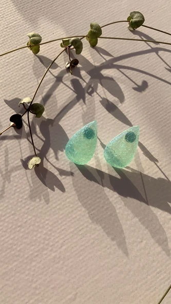 Tırtıklı Kristal Desenli Parlak Su Yeşili Damla Şekil Gümüş Aksesuar Orta Boy Epoksi Küpe El Yapımı - Resim 5