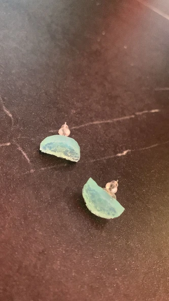 Tırtıklı Kristal Desenli Su Yeşili Mini Yarım Daire Ay Şekil Gold Aksesuarlı Epoksi Küpe El Yapımı - Resim 7